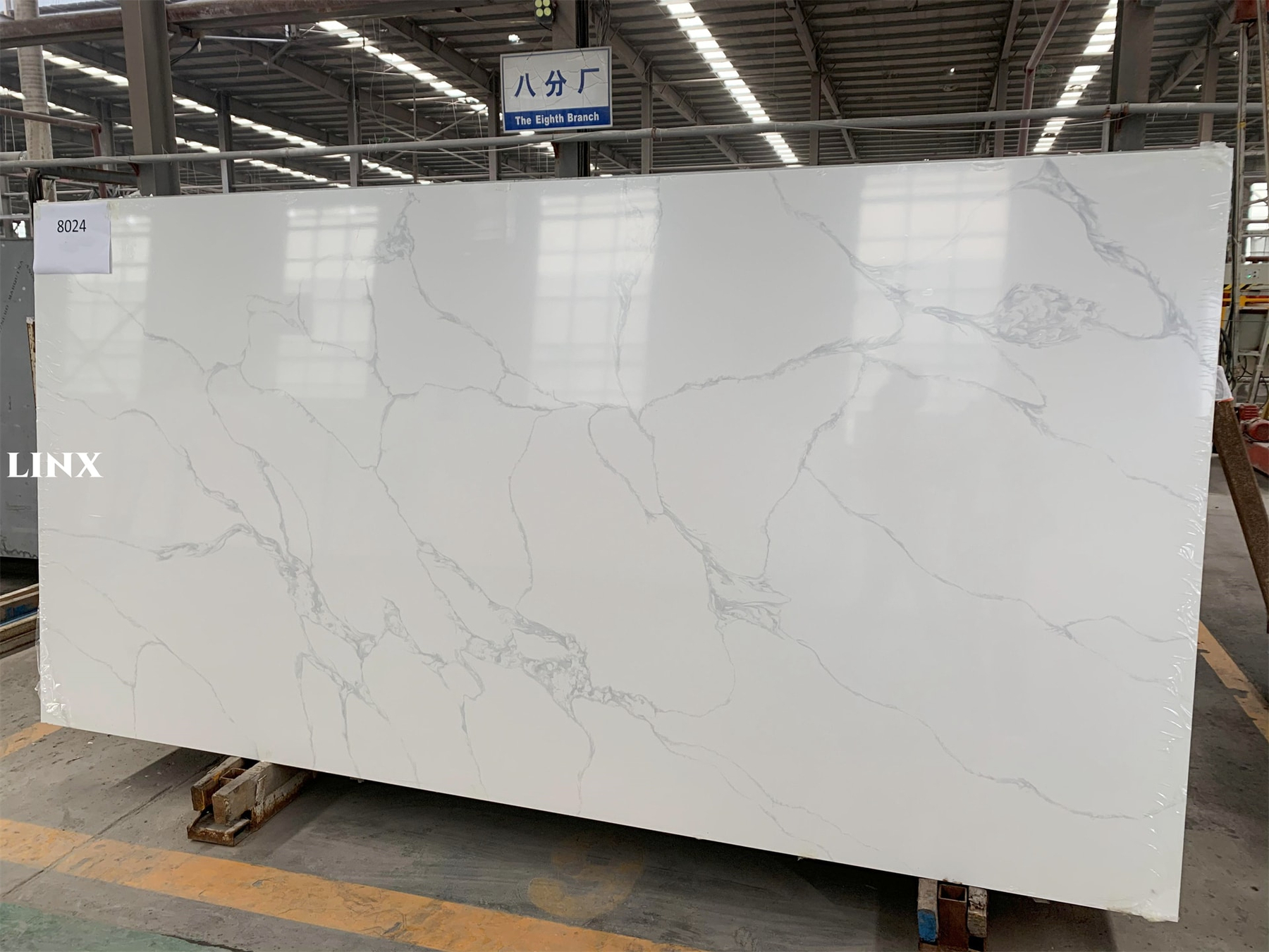 LX8024 CALACATTA WHITE QUARTZ STONE 2 LINX SURFACES