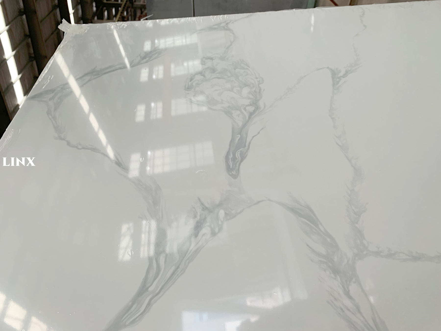 LX8024 CALACATTA WHITE QUARTZ STONE DETAIL 1 LINX SURFACES