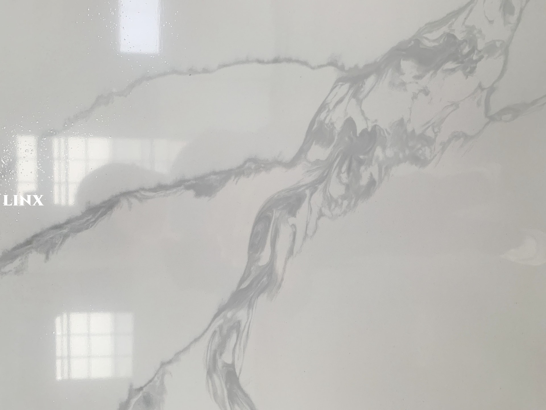 LX8024 CALACATTA WHITE QUARTZ STONE DETAIL 2 LINX SURFACES