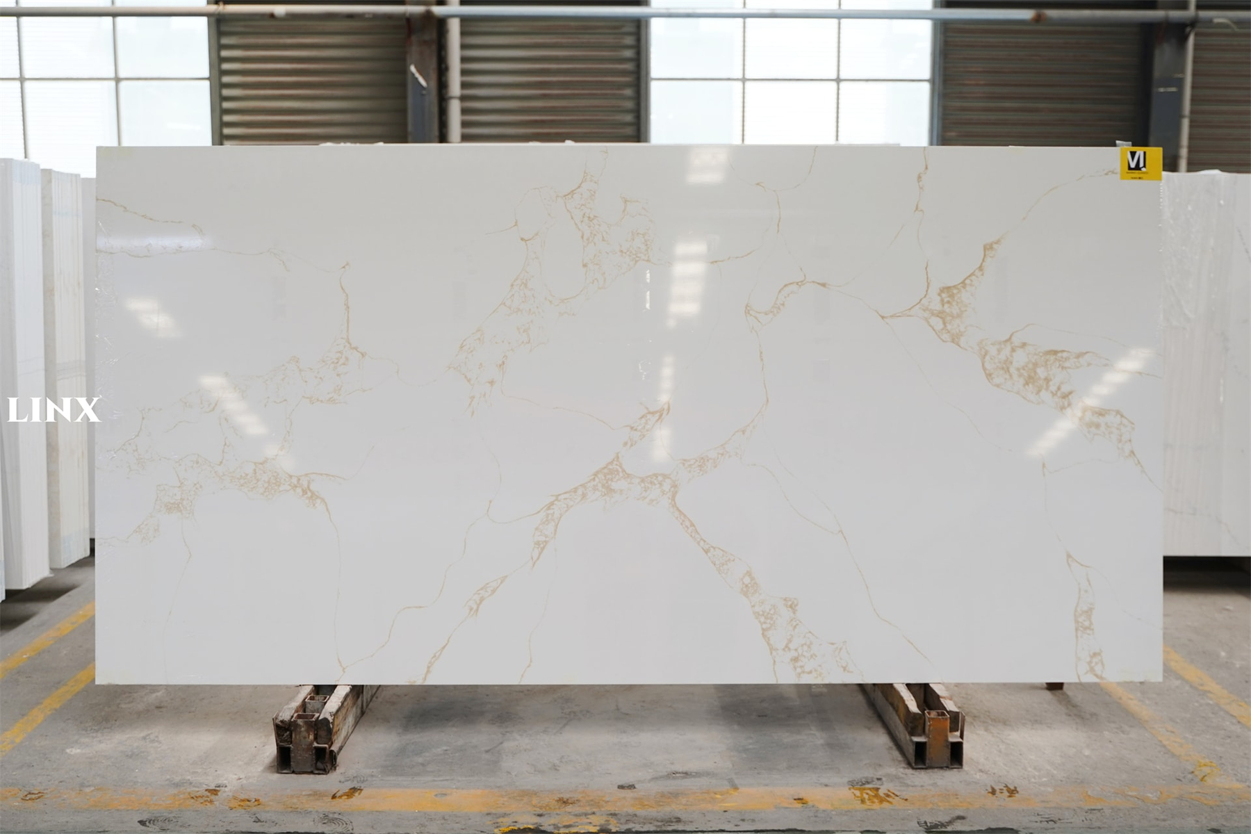 LX8034 CALACATTA GOLD QUARTZ STONE 1 LINX SURFACES