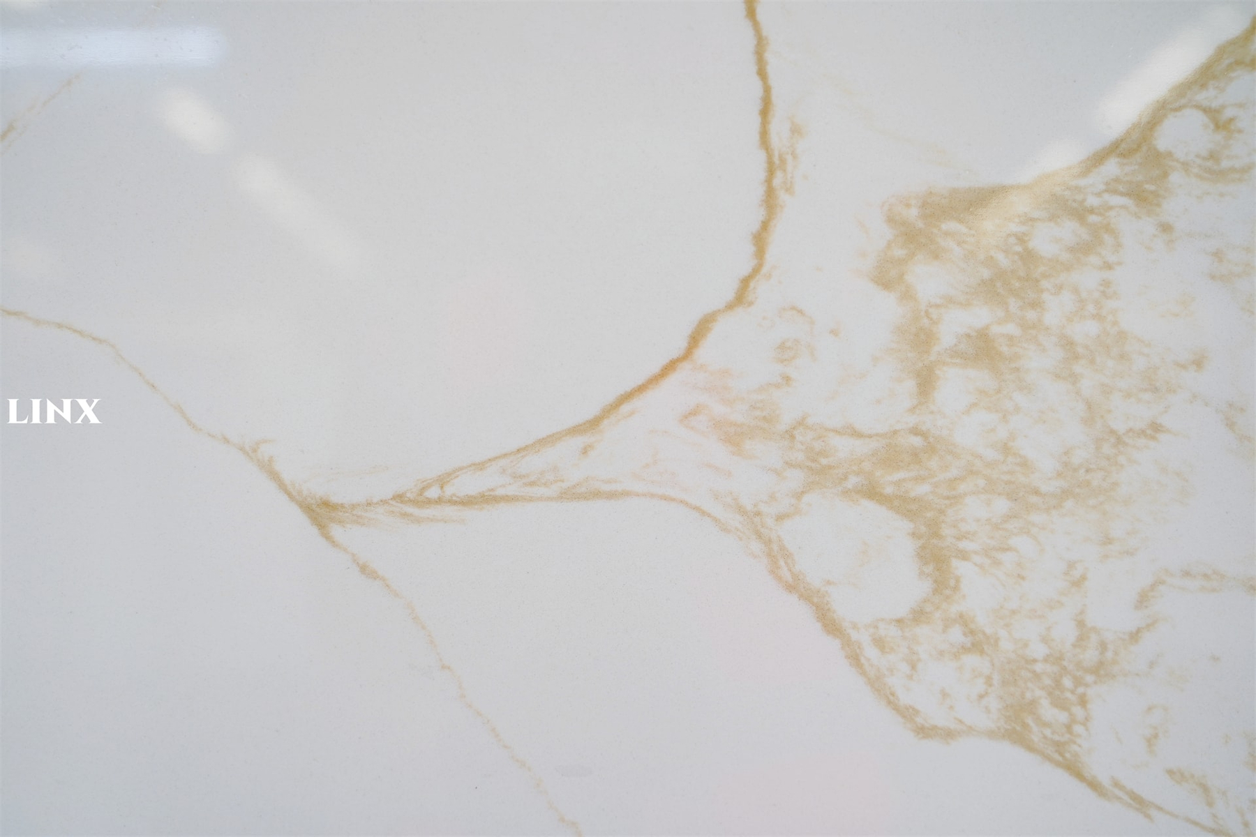 LX8034 CALACATTA GOLD QUARTZ STONE DETAIL 4 LINX SURFACES