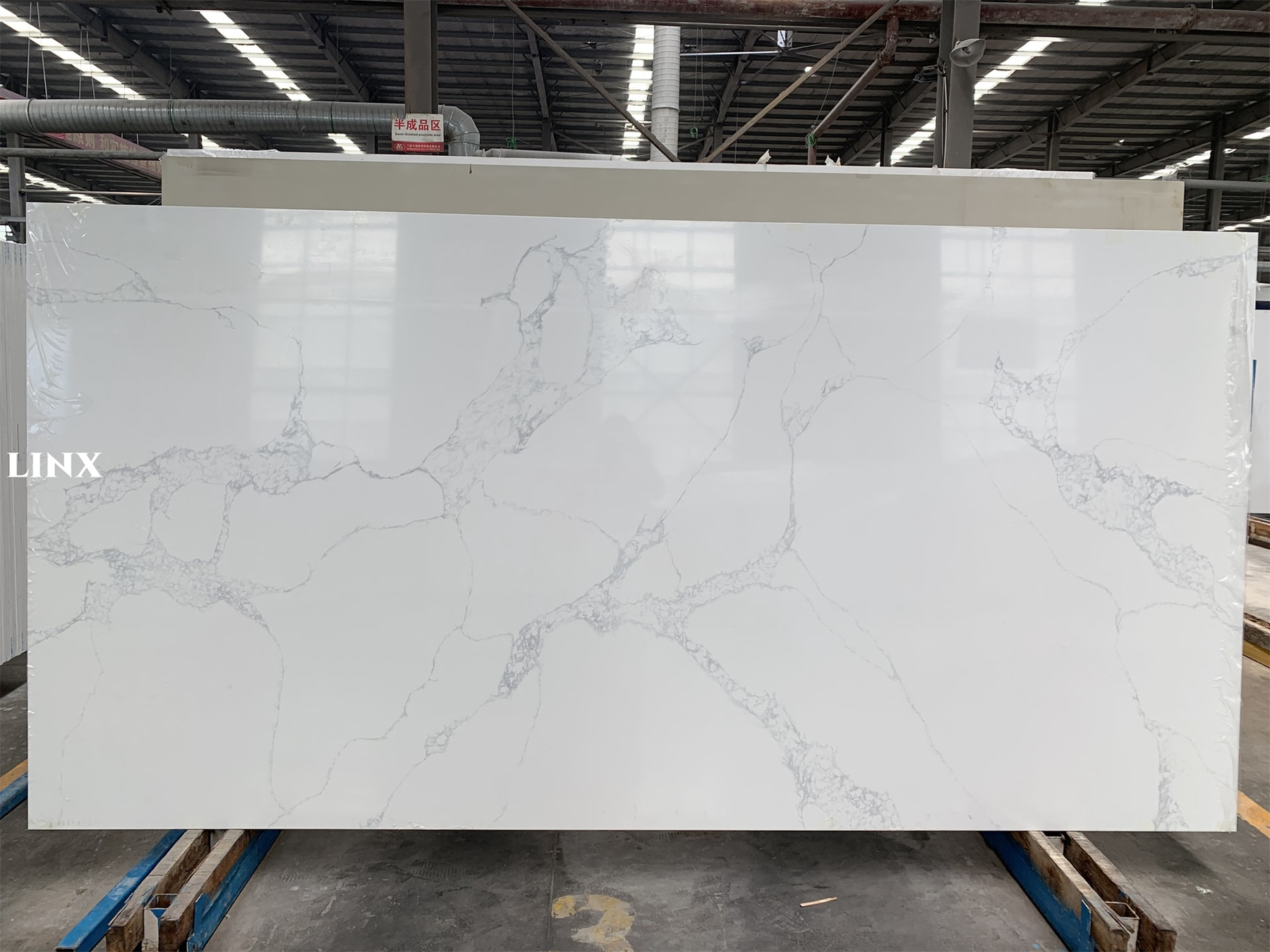 LX8034 CALACATTA WHITE QUARTZ STONE 1 LINX SURFACES