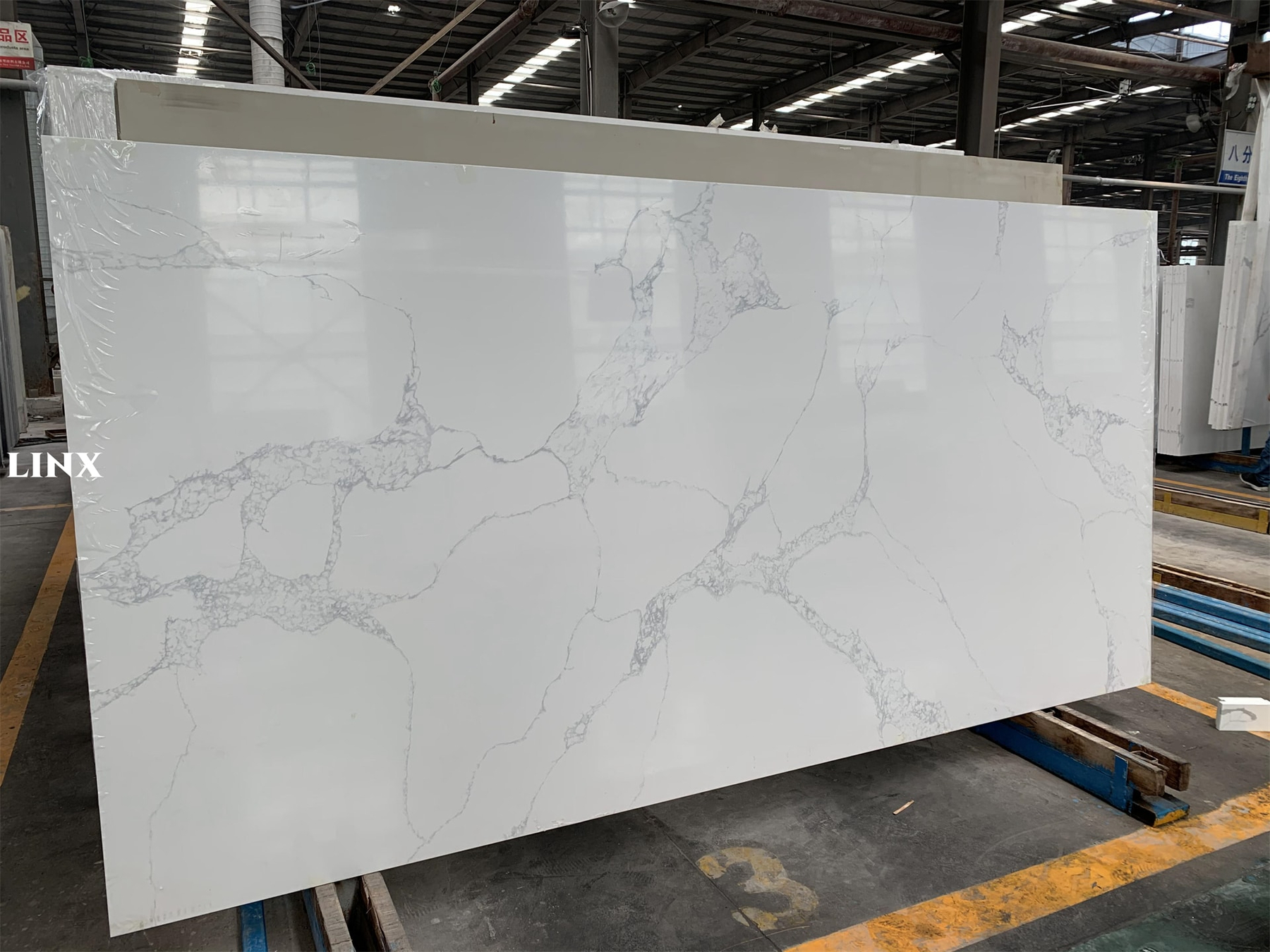 LX8034 CALACATTA WHITE QUARTZ STONE 2 LINX SURFACES