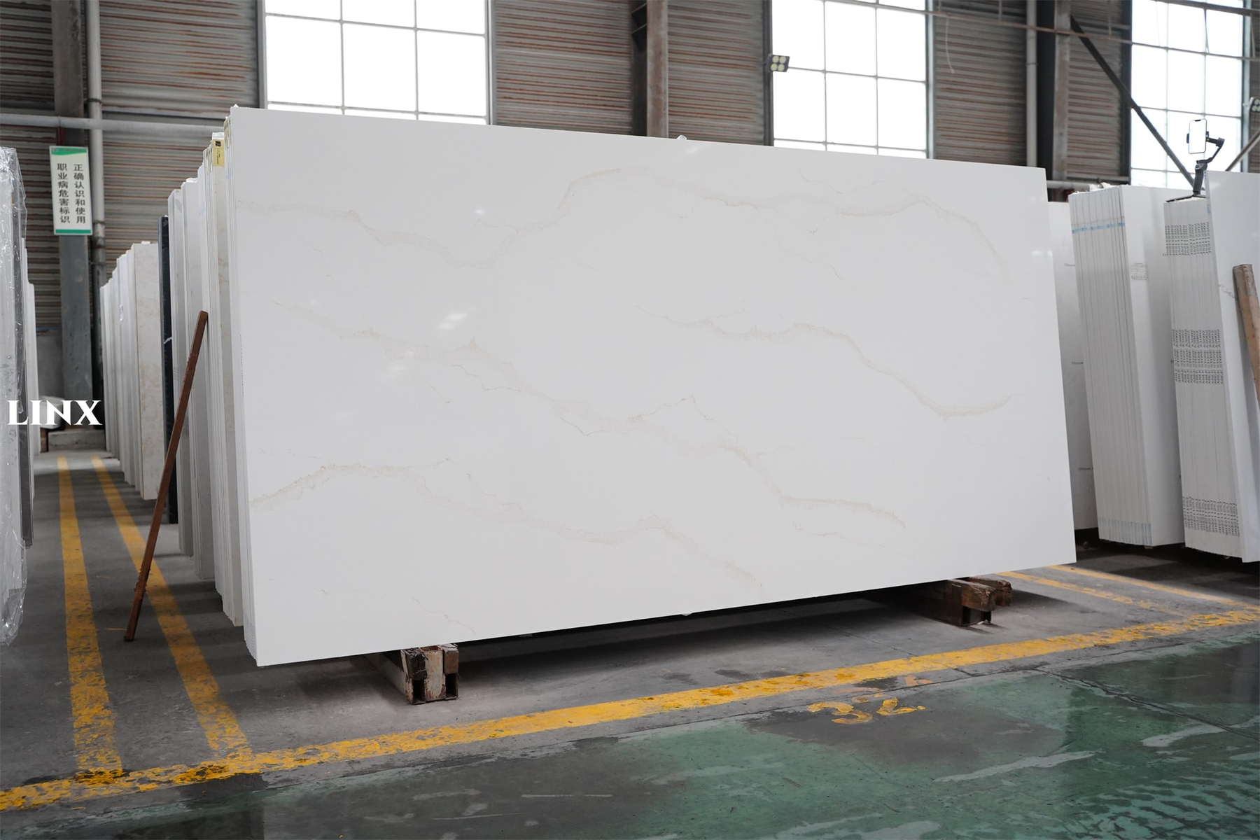 LX8057 CALACATTA GOLD QUARTZ STONE 2 LINX SURFACES