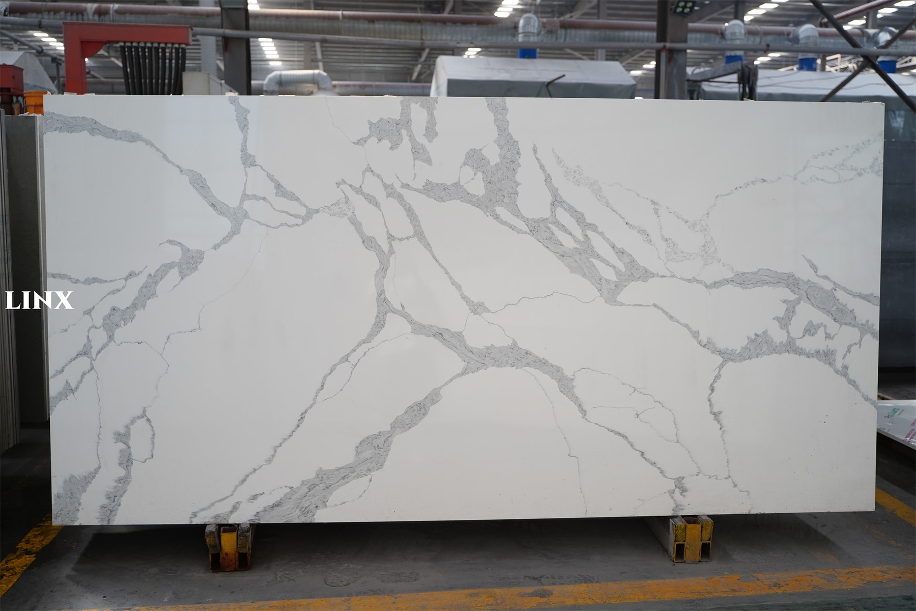 LX8088 CALACATTA WHITE QUARTZ STONE 1 LINX SURFACES