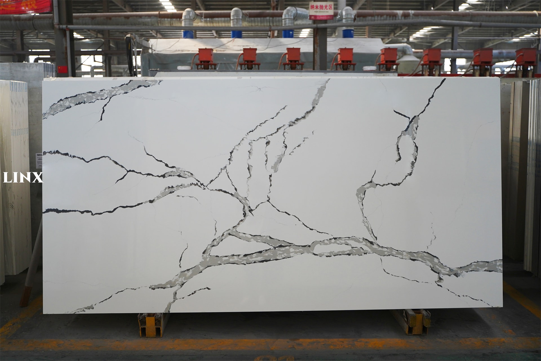 LX8114 CALACATTA WHITE QUARTZ STONE 1 LINX SURFACES