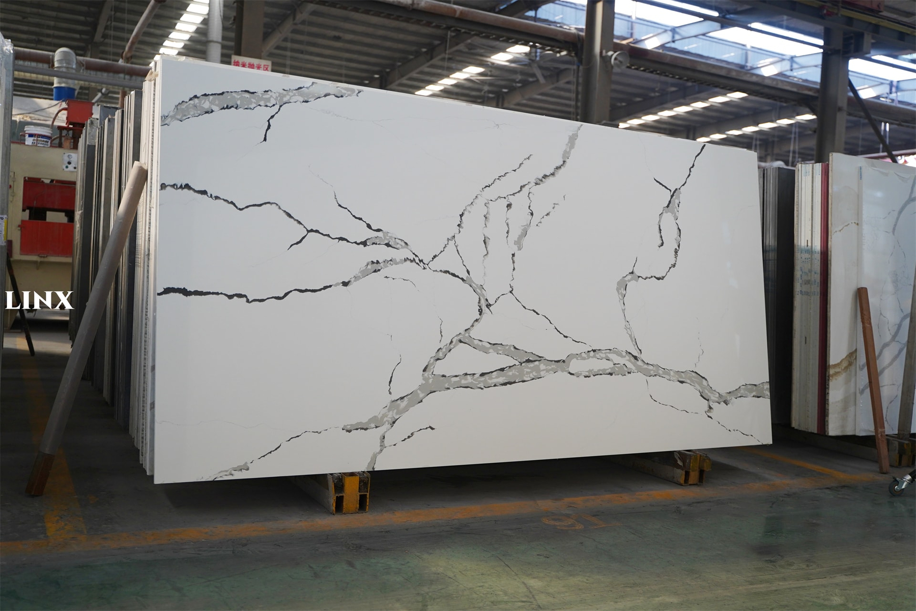 LX8114 CALACATTA WHITE QUARTZ STONE 2 LINX SURFACES