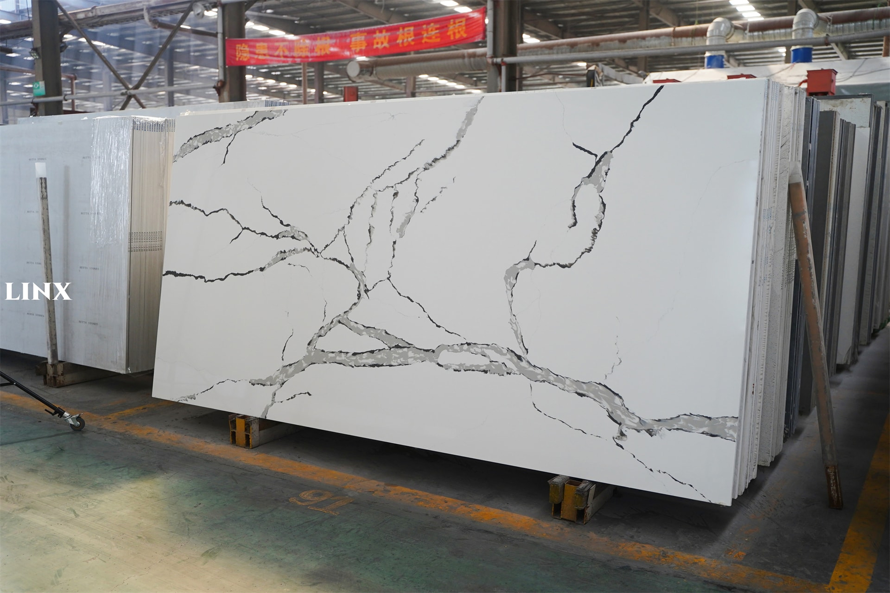 LX8114 CALACATTA WHITE QUARTZ STONE 3 LINX SURFACES