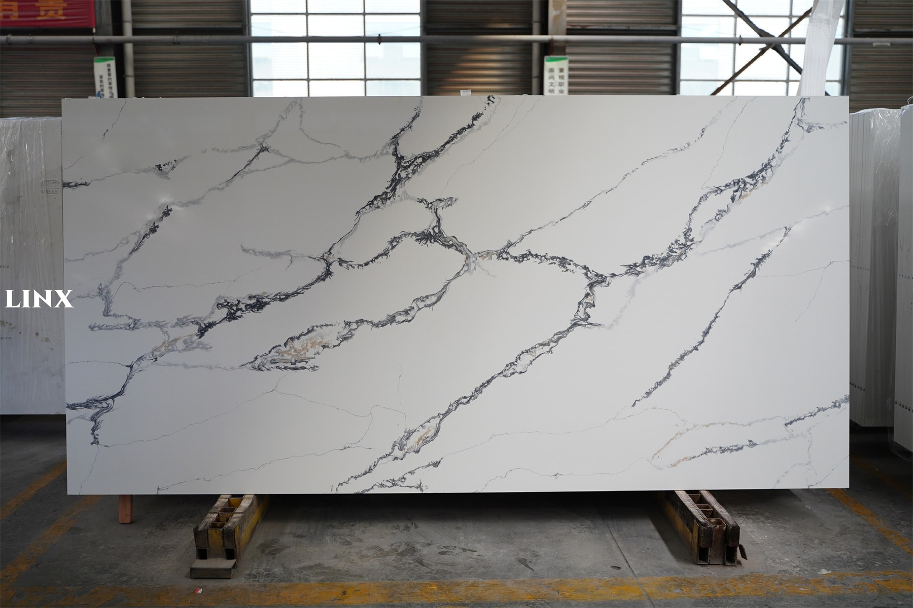 LX8122 CALACATTA WHITE QUARTZ STONE 1 LINX SURFACES