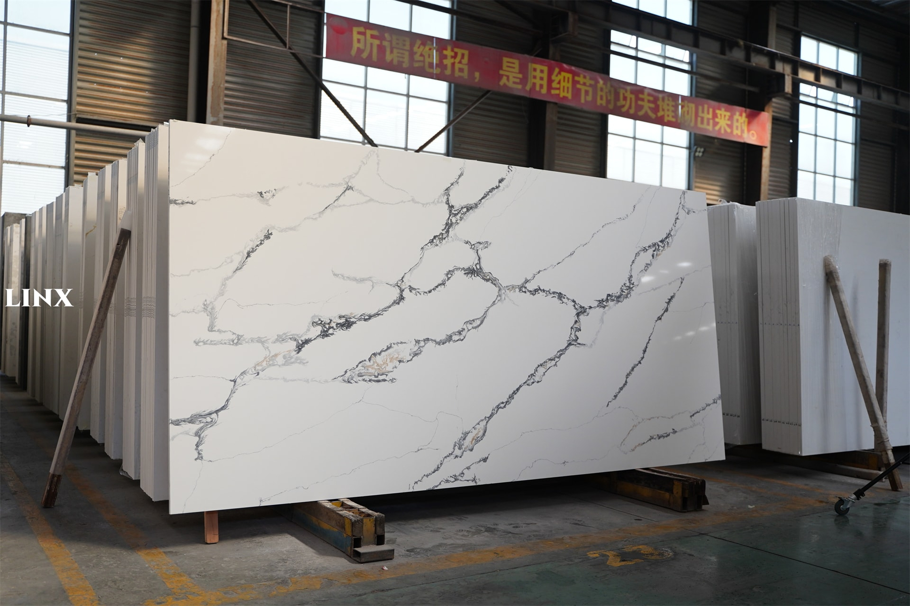 LX8122 CALACATTA WHITE QUARTZ STONE 2 LINX SURFACES