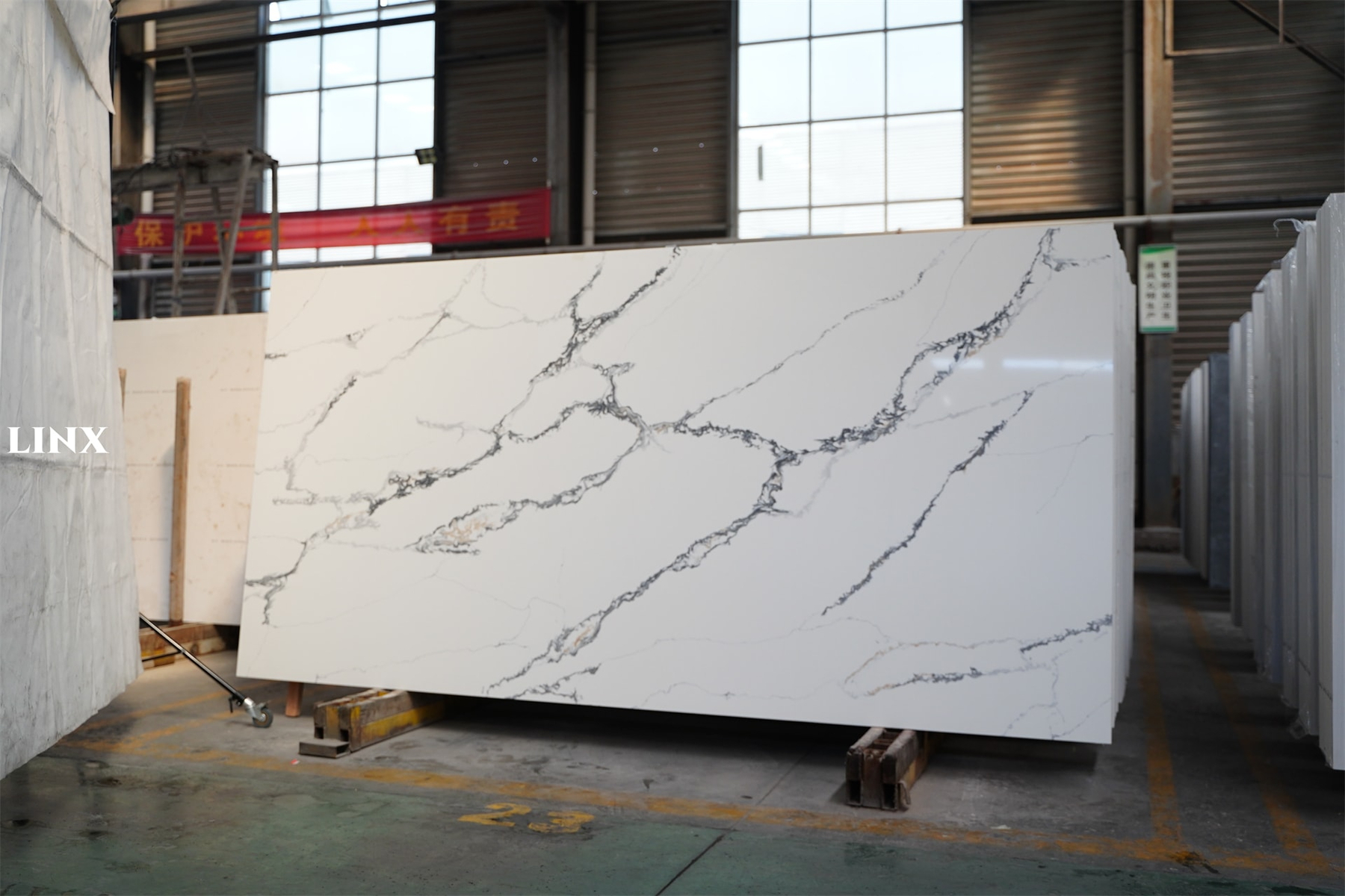 LX8122 CALACATTA WHITE QUARTZ STONE 3 LINX SURFACES