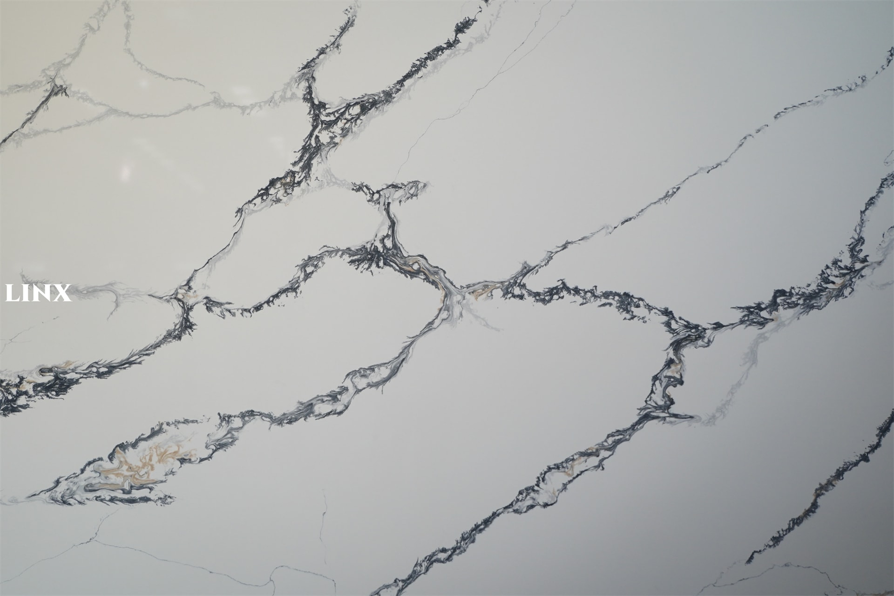 LX8122 CALACATTA WHITE QUARTZ STONE DETAIL 1 LINX SURFACES