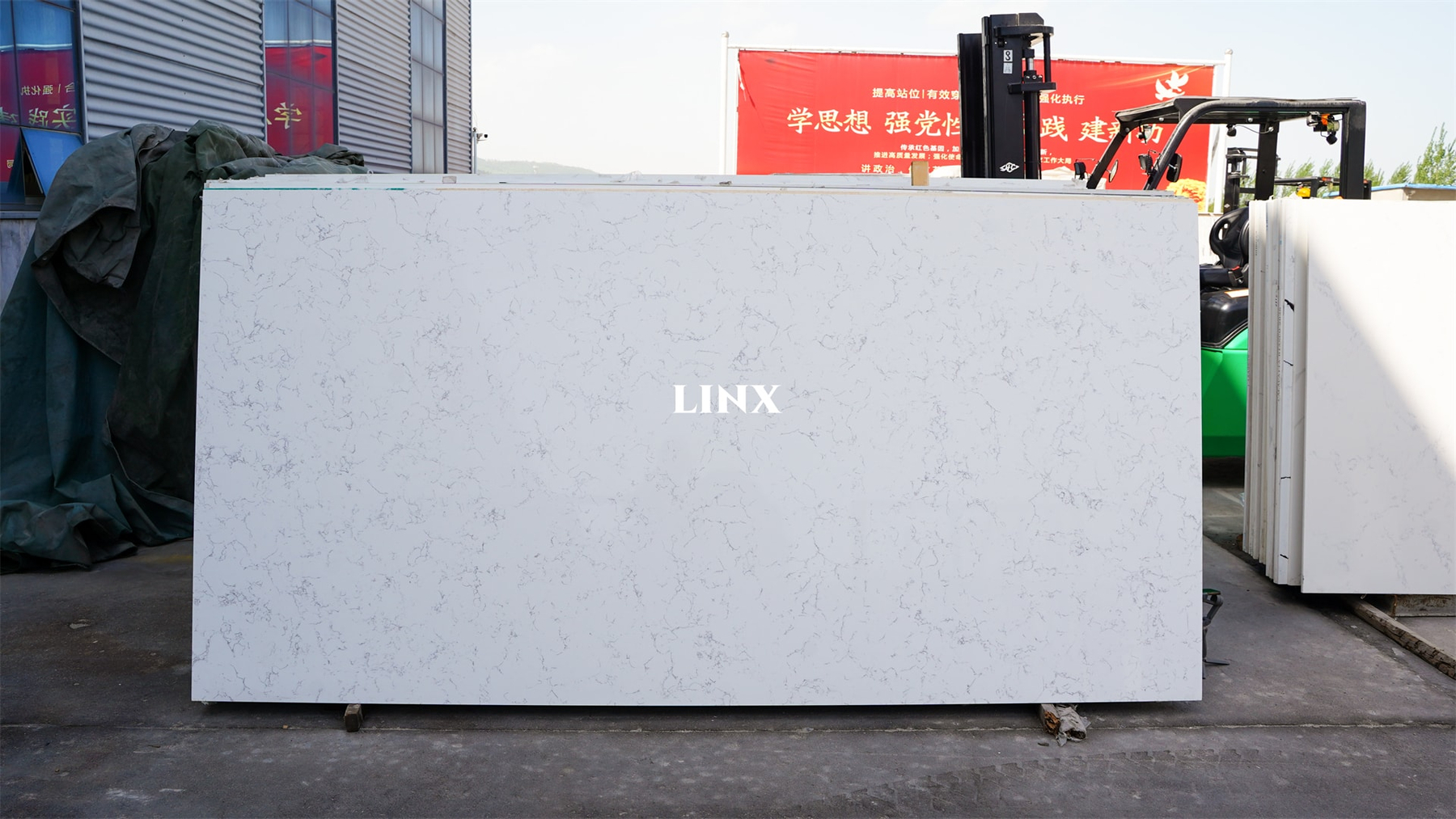 LX8301 CARRARA WHITE QUARTZ STONE 1 LINX SURFACES