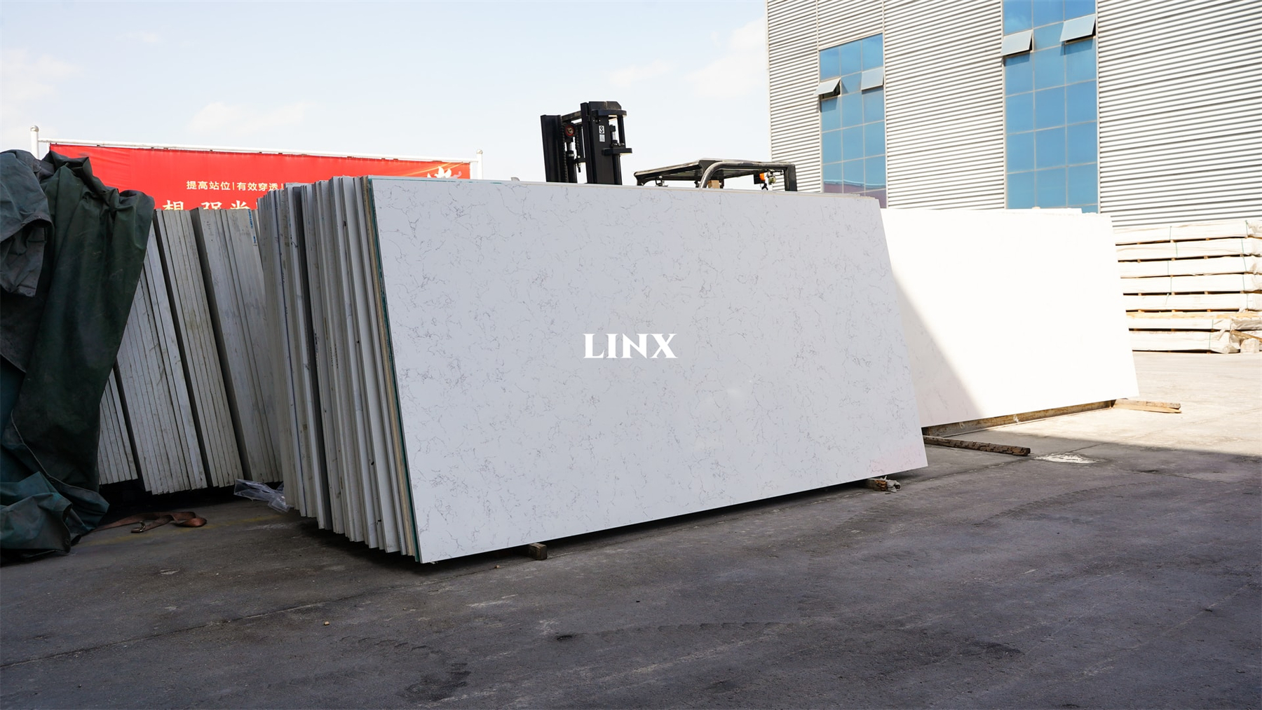 LX8301 CARRARA WHITE QUARTZ STONE 2 LINX SURFACES
