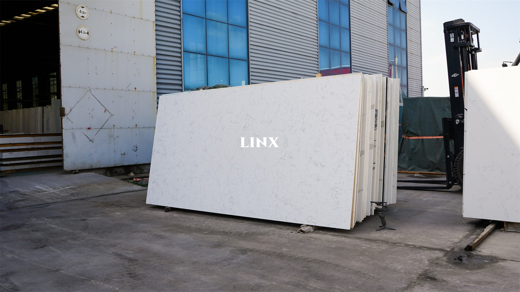 LX8301 CARRARA WHITE QUARTZ STONE 3 LINX SURFACES