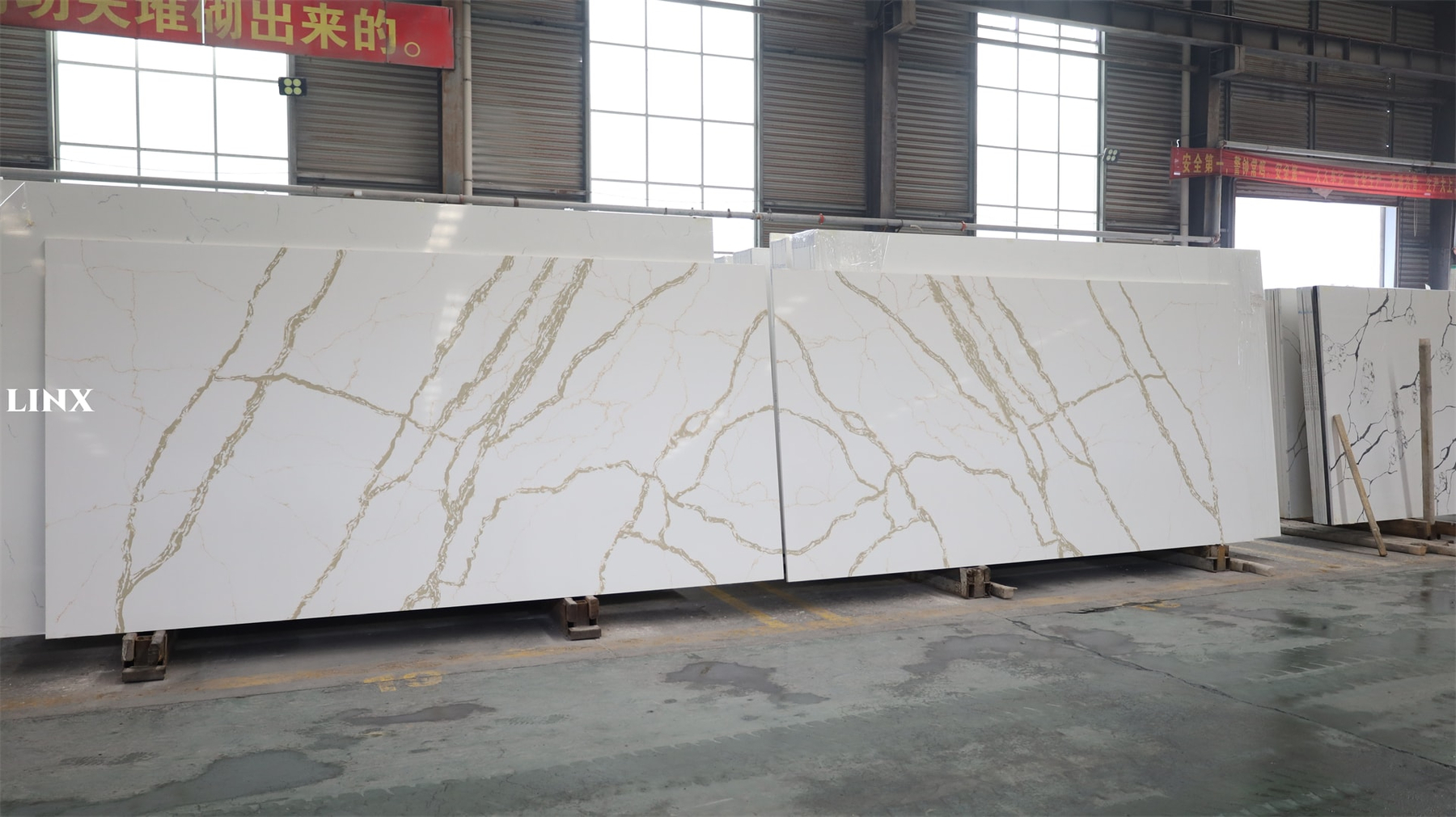 LX8837 CALACATTA GOLD QUARTZ STONE BOOKMATCH 2 LINX SURFACES