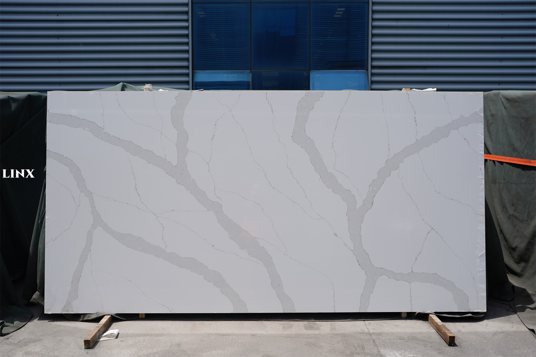 LX9003 CALACATTA GOLD QUARTZ STONE 1 LINX SURFACES