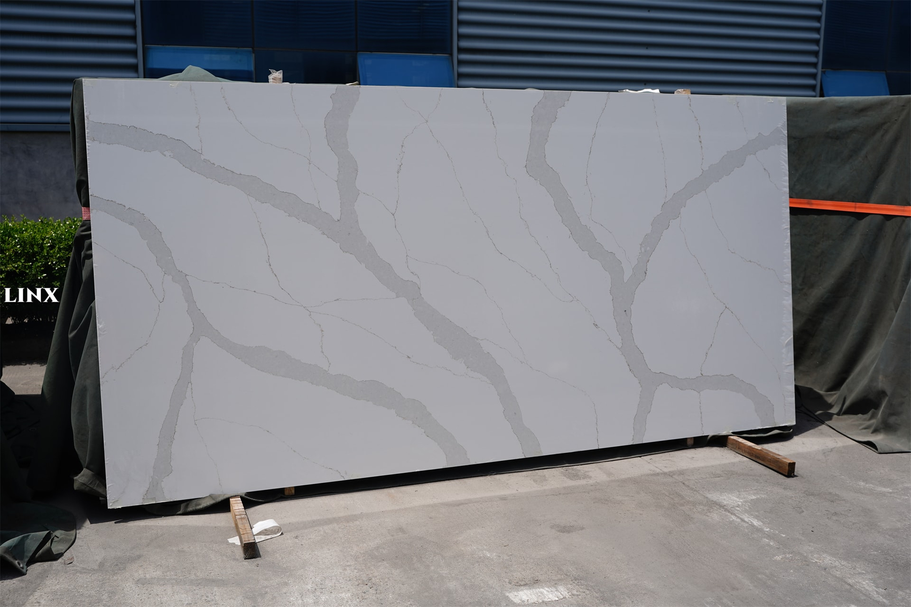 LX9003 CALACATTA GOLD QUARTZ STONE 2 LINX SURFACES