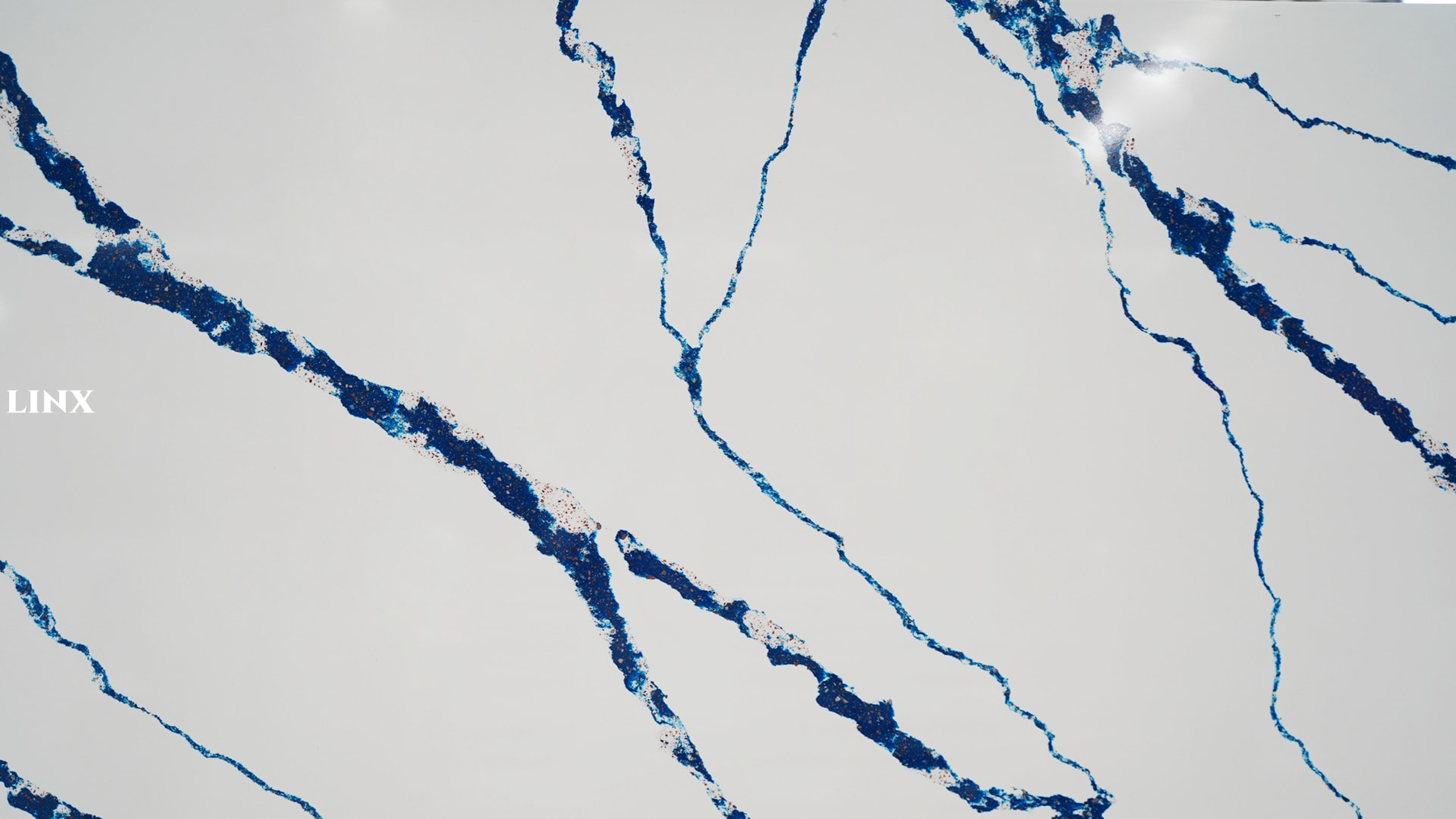 LXM6760 UPRIGHT BLUE QUARTZ STONE DETAIL 1 LINX SURFACES