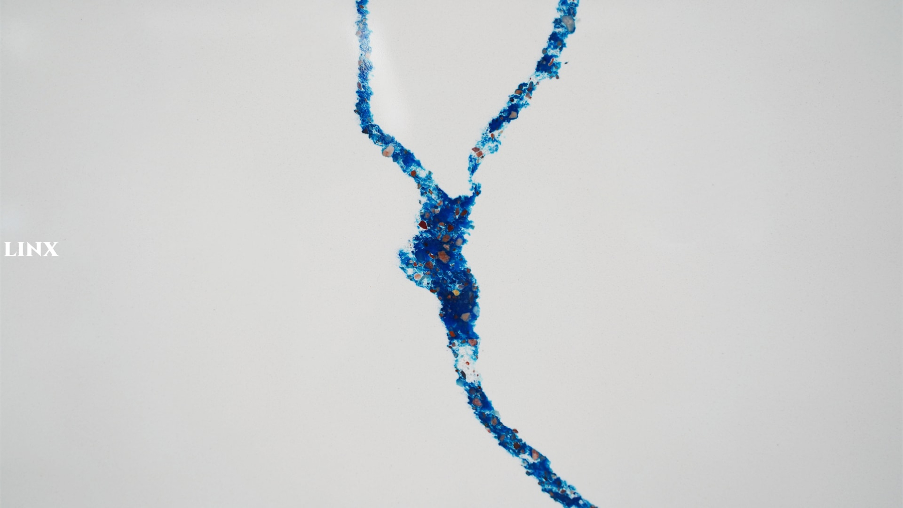 LXM6760 UPRIGHT BLUE QUARTZ STONE DETAIL 2 LINX SURFACES