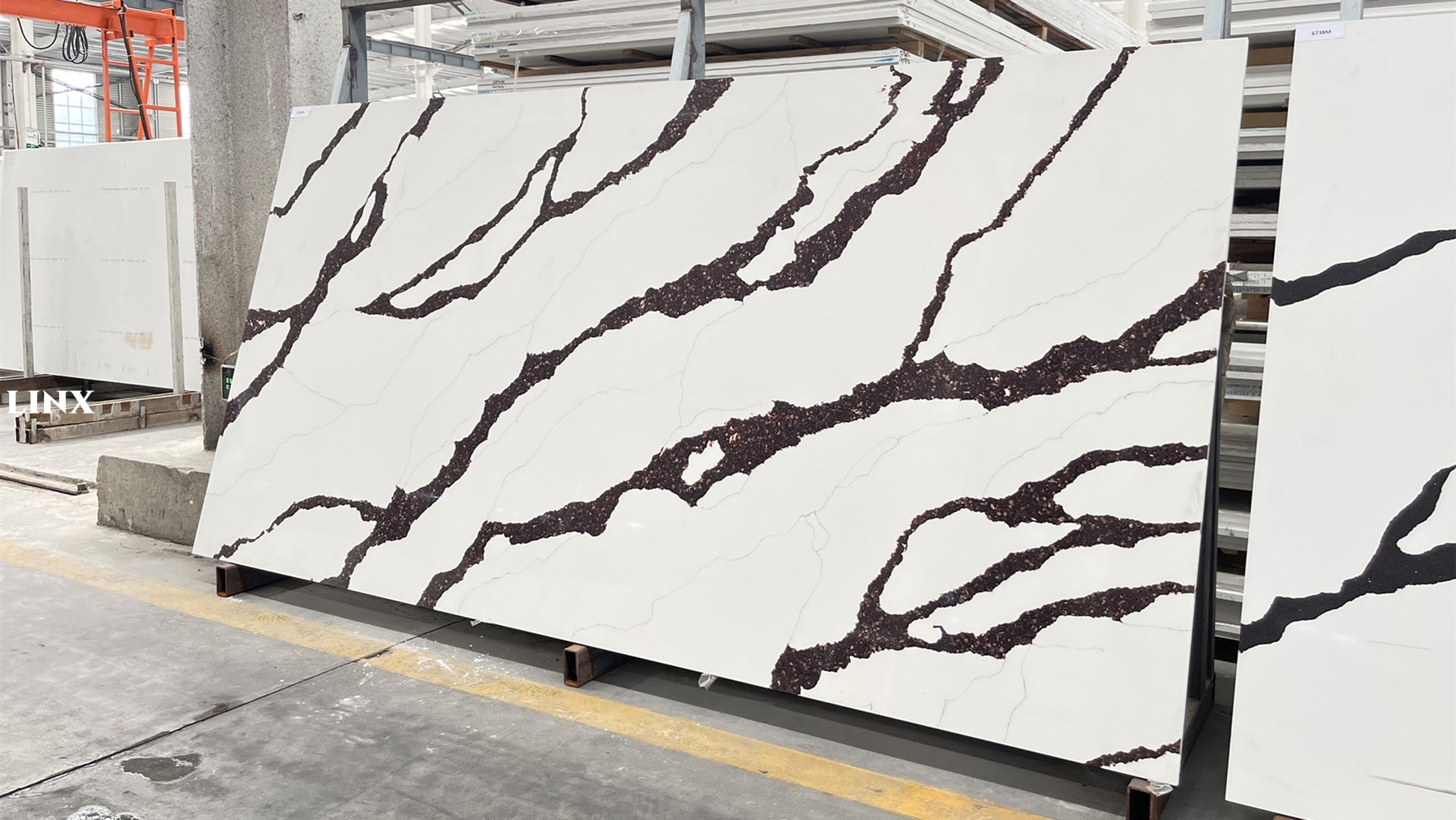 LXM6764 CALACATTA MAROON QUARTZ STONE 2 LINX SURFACES