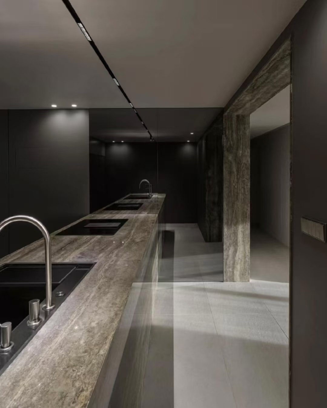 BATHROOM SILVER GREY TRAVERTINE SINTERED STONE LINX SURFACES