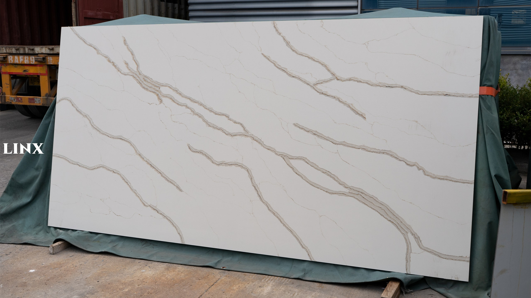 BROOKLYN QUARTZ STONE CALACATTA WHITE 2 LINX SURFACES