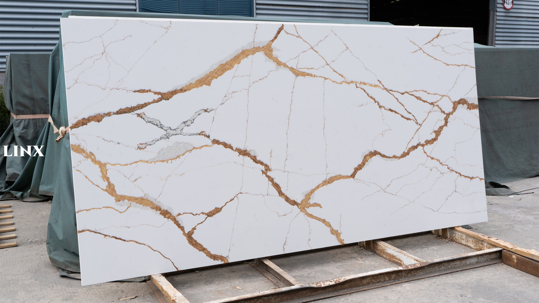 LX6171 QUARTZ STONE CALACATTA BROWN 1 LINX SURFACES