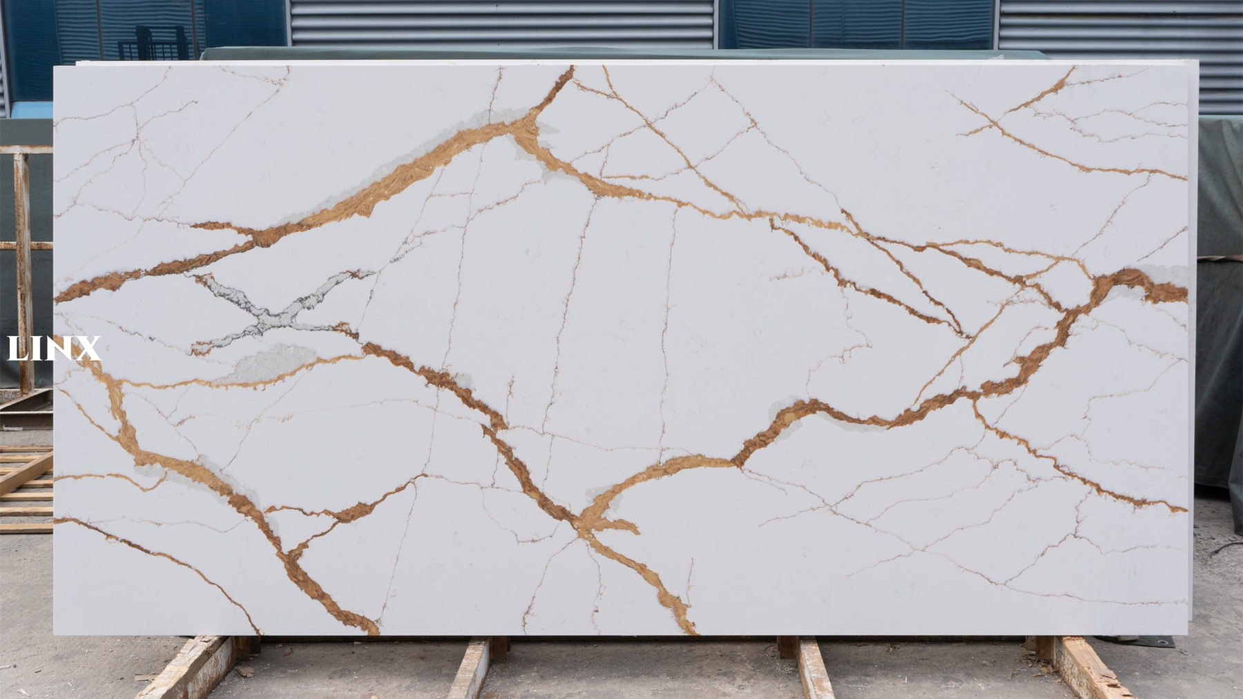 LX6171 QUARTZ STONE CALACATTA BROWN LINX SURFACES