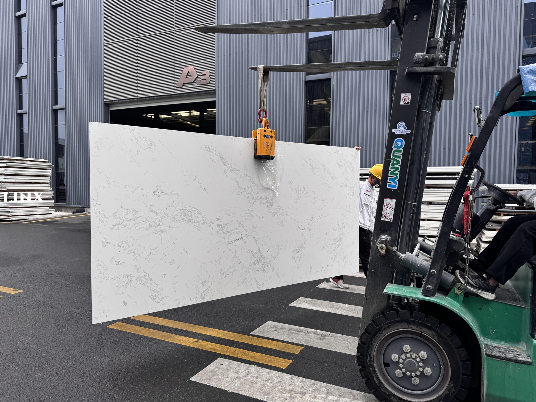 LX9008 QUARTZ STONE CARARRA WHITE 3 LINX SURFACES