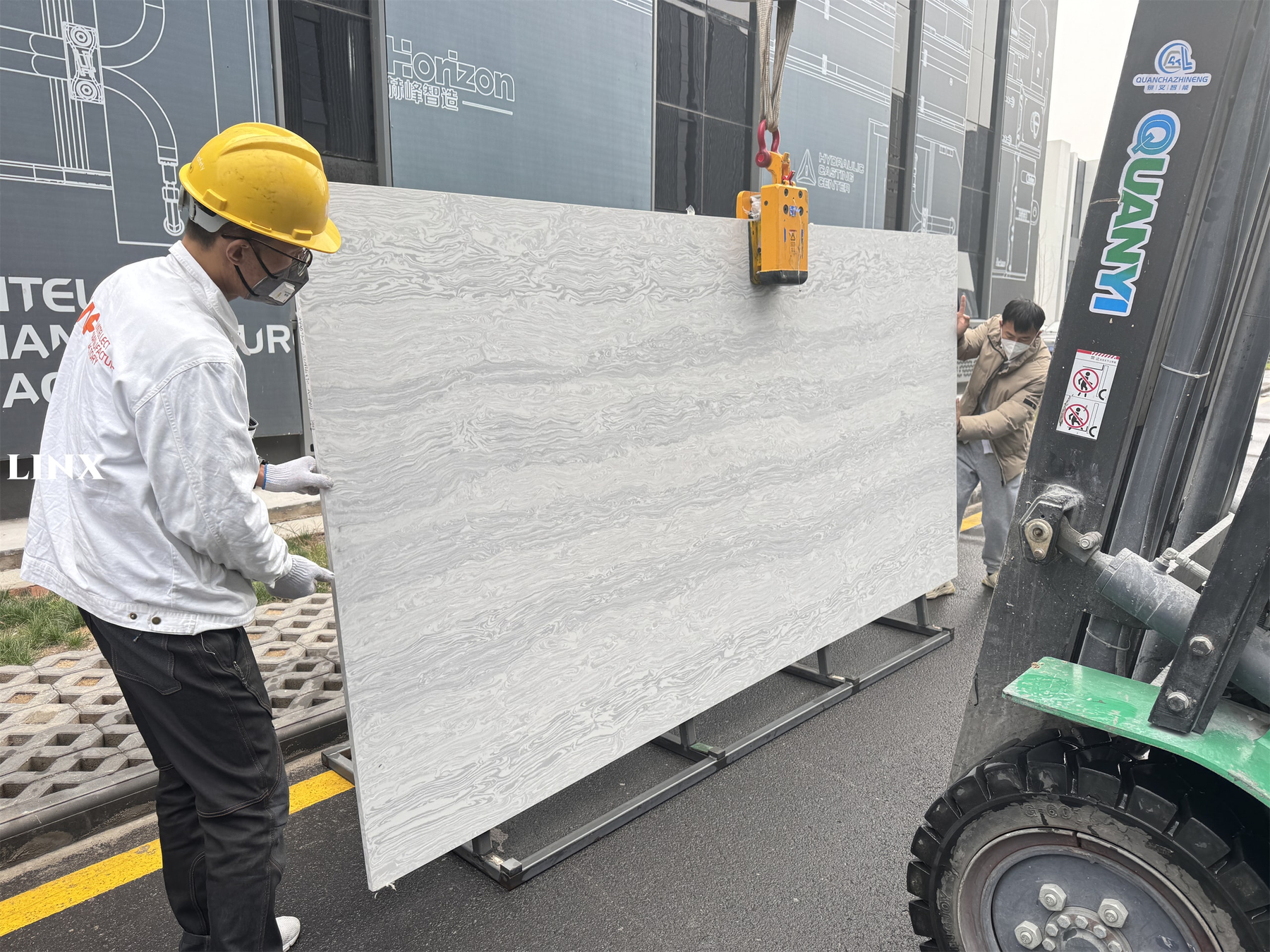 LX9009 QUARTZ STONE CALACATTA WHITE 3 LINX SURFACES