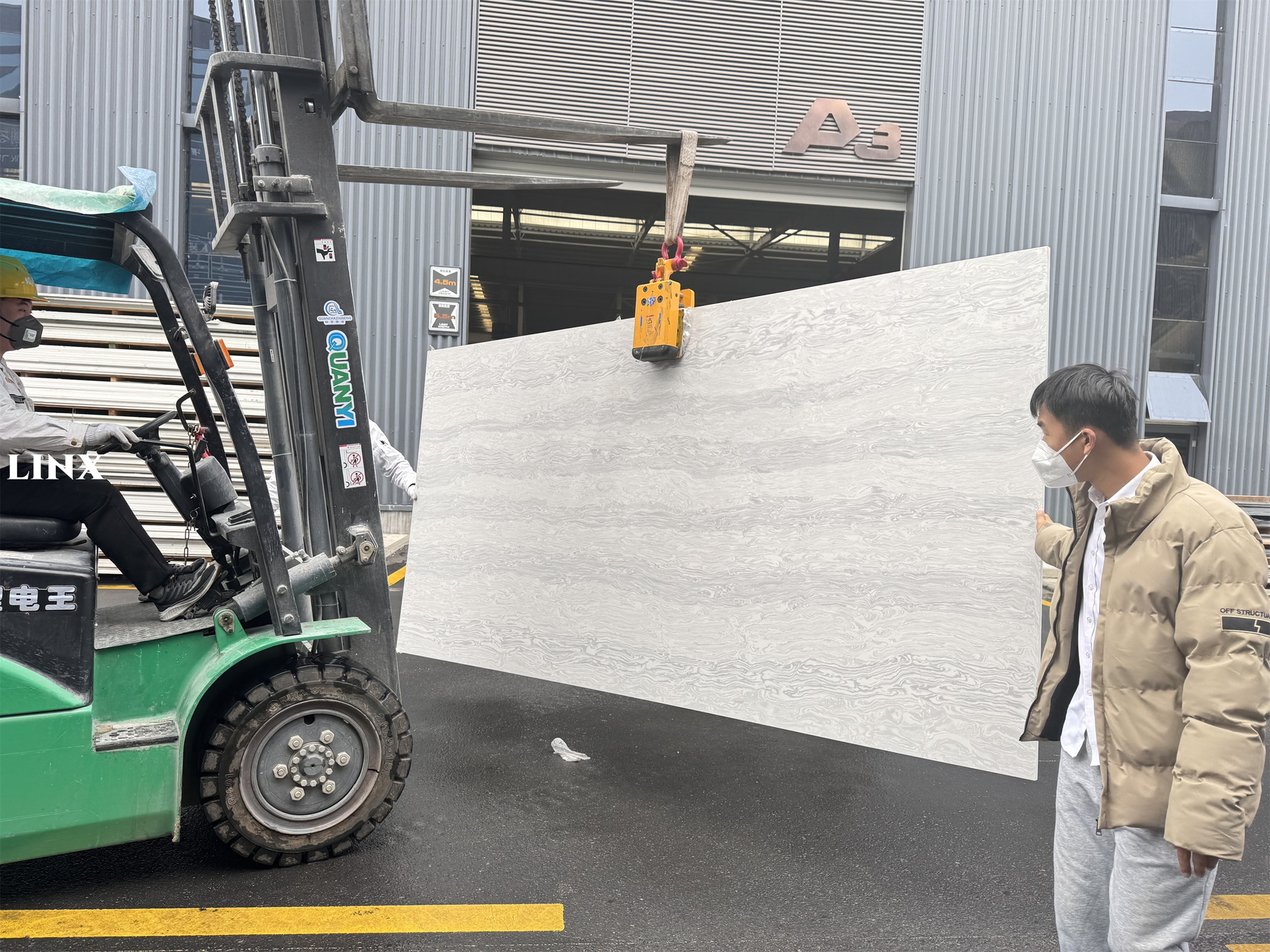 LX9009 QUARTZ STONE CALACATTA WHITE 4 LINX SURFACES