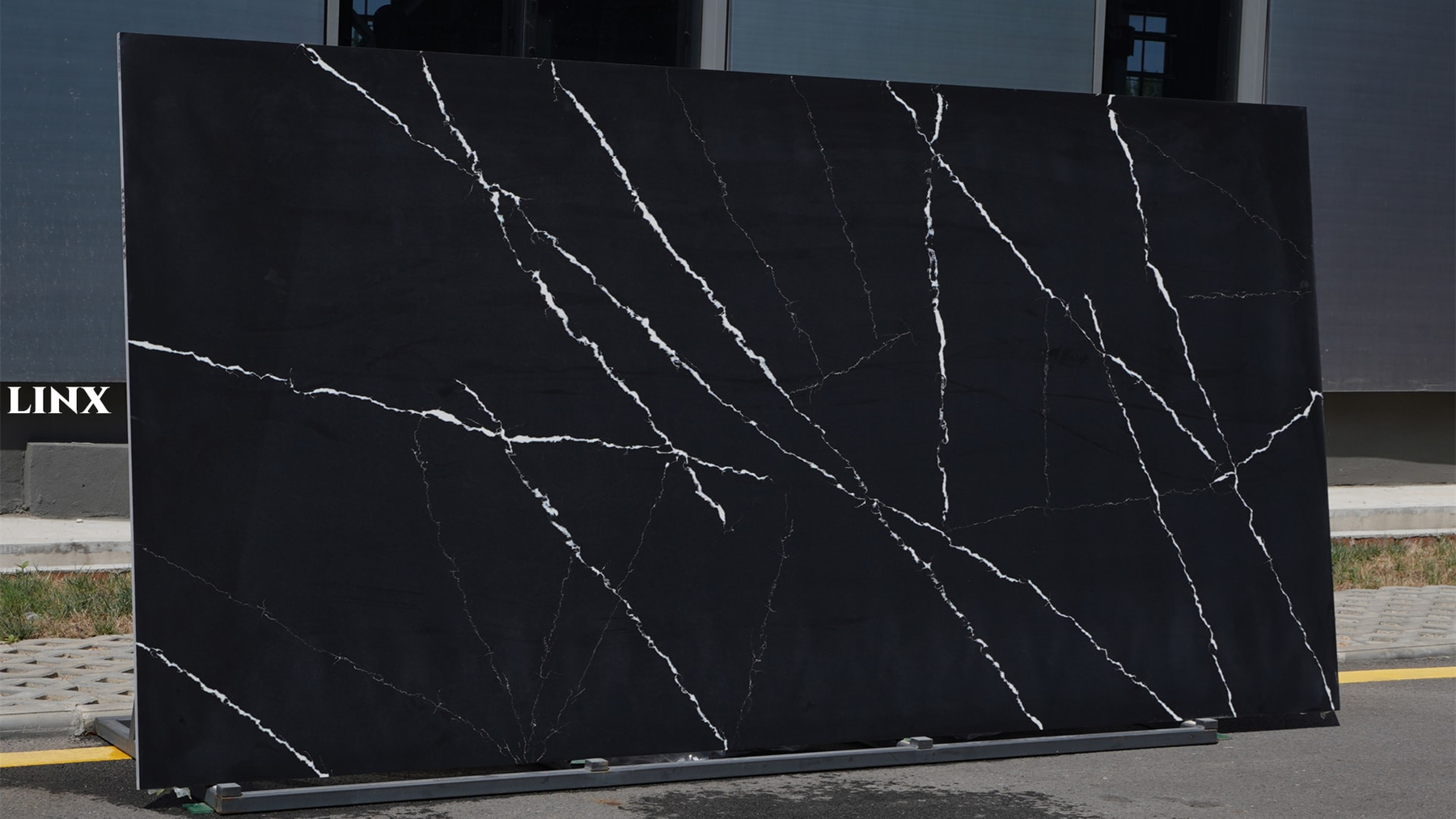 LX9905 CALACATTA BLACK QUARTZ STONE 1 LINX SURFACES