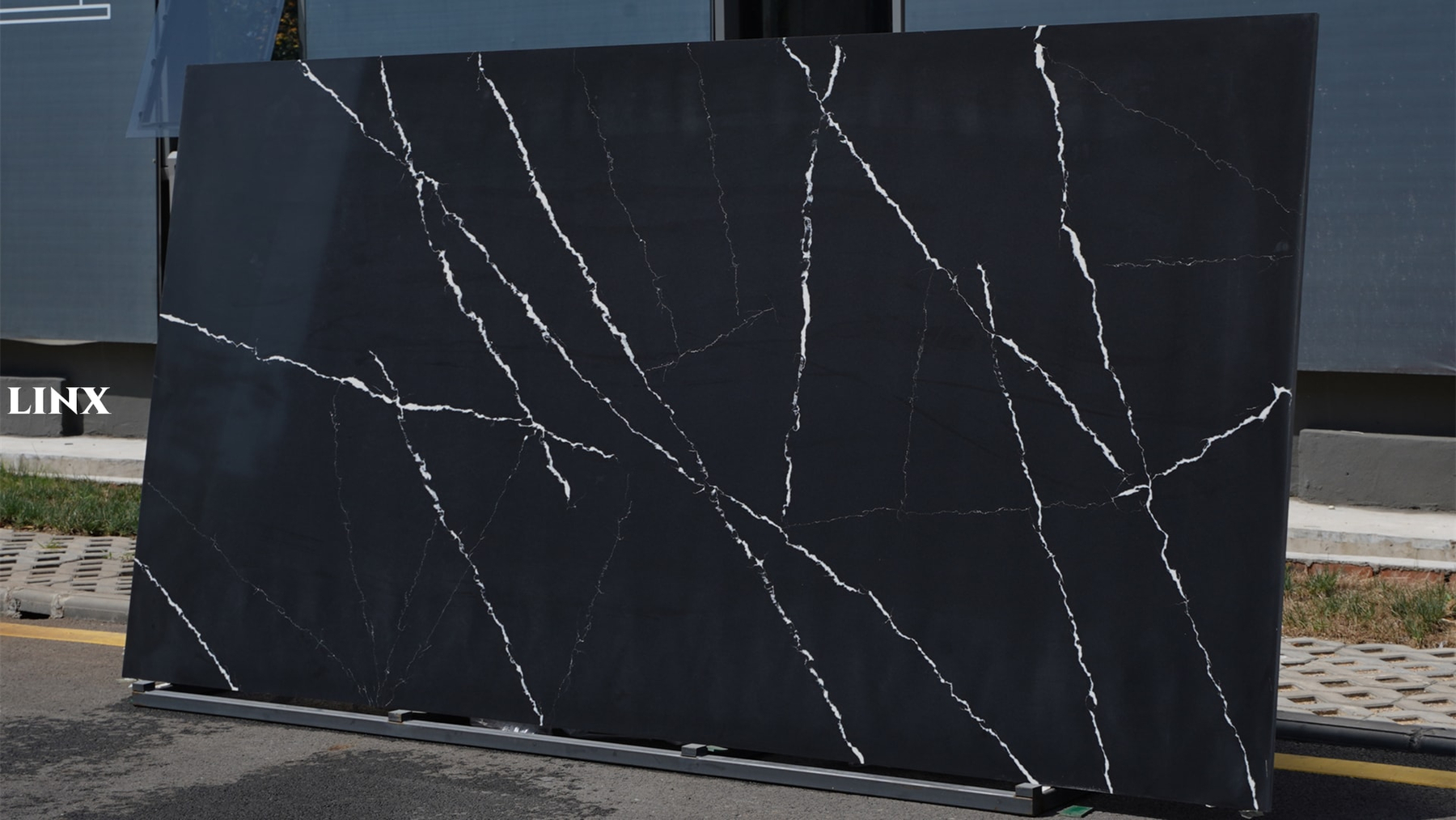 LX9905 CALACATTA BLACK QUARTZ STONE 2 LINX SURFACES