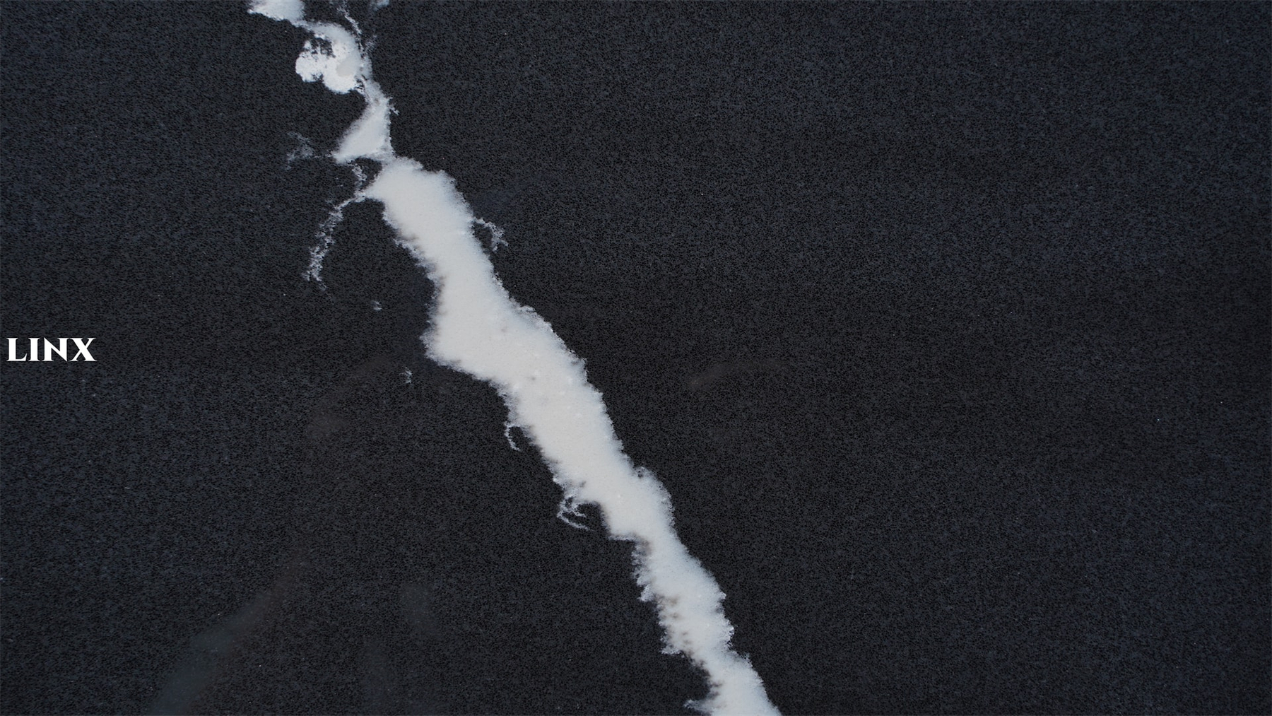 LX9905 CALACATTA BLACK QUARTZ STONE DETAIL 5 LINX SURFACES