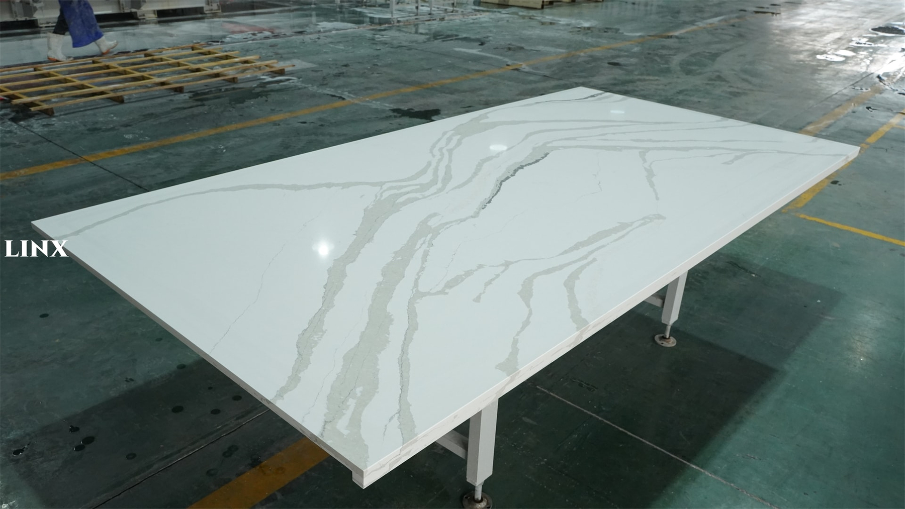 Very Classic Calacatta Pattern Made Quartz Stone Countertop 3