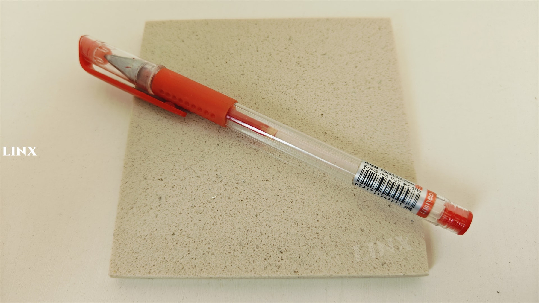 QUARTZ STONE SKY DESERT LX1320 SAMPLE DETAIL 2 - LINX SURFACES