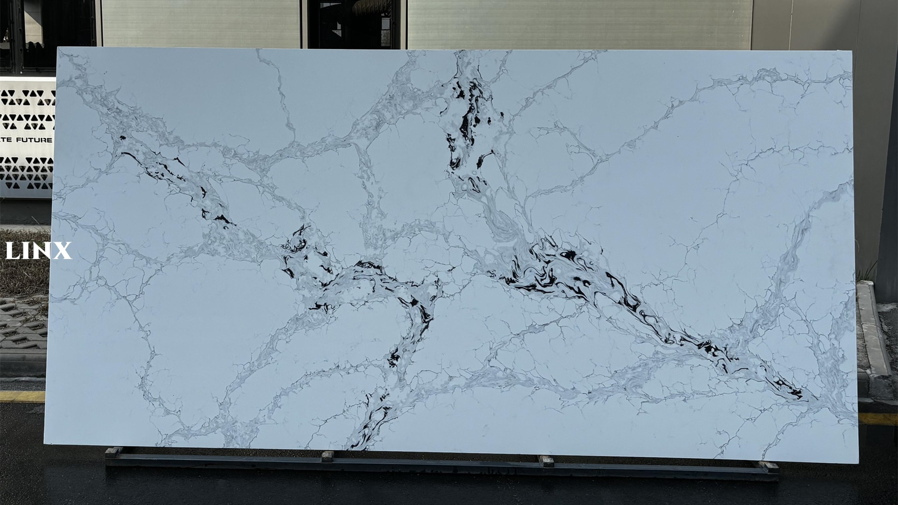 LX9034 CALACATTA WHITE OUTDOOR 1 QUARTZ STONE LINX SURFACES