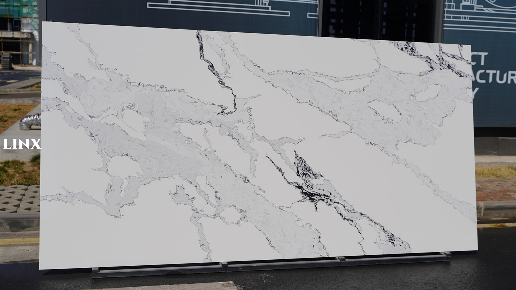 LX9043 CALACATTA WHITE QUARTZ STONE 1 LINX SURFACES