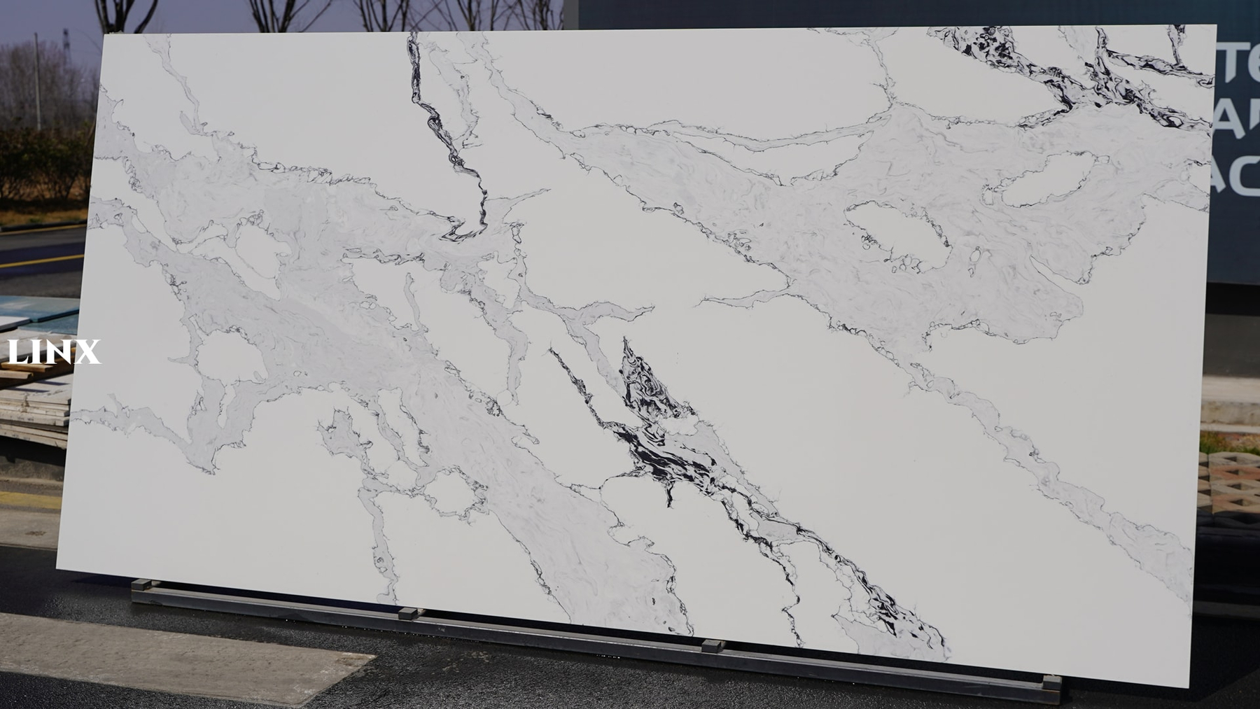 LX9043 CALACATTA WHITE QUARTZ STONE 2 LINX SURFACES