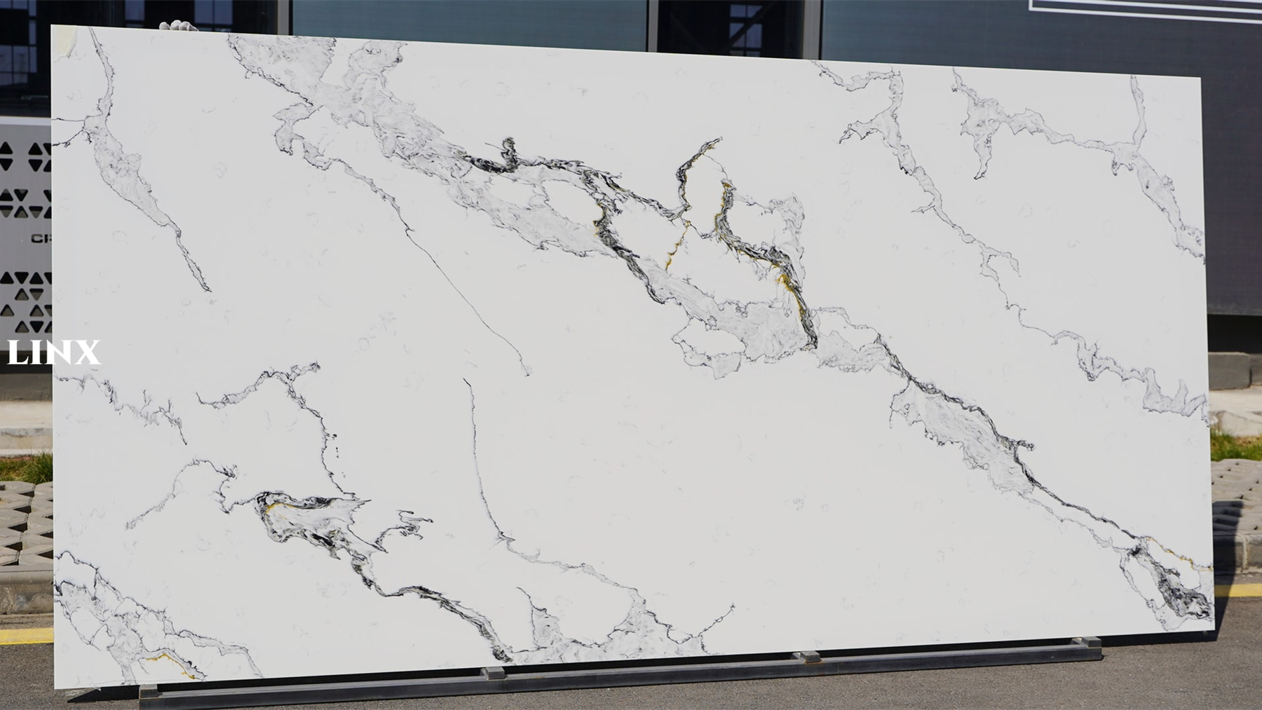 LX9048 CALACATTA WHITE QUARTZ STONE 1 LINX SURFACES