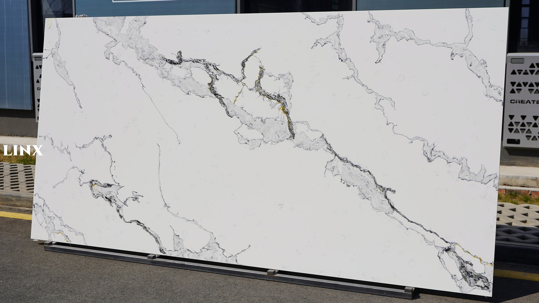 LX9048 CALACATTA WHITE QUARTZ STONE 2 LINX SURFACES