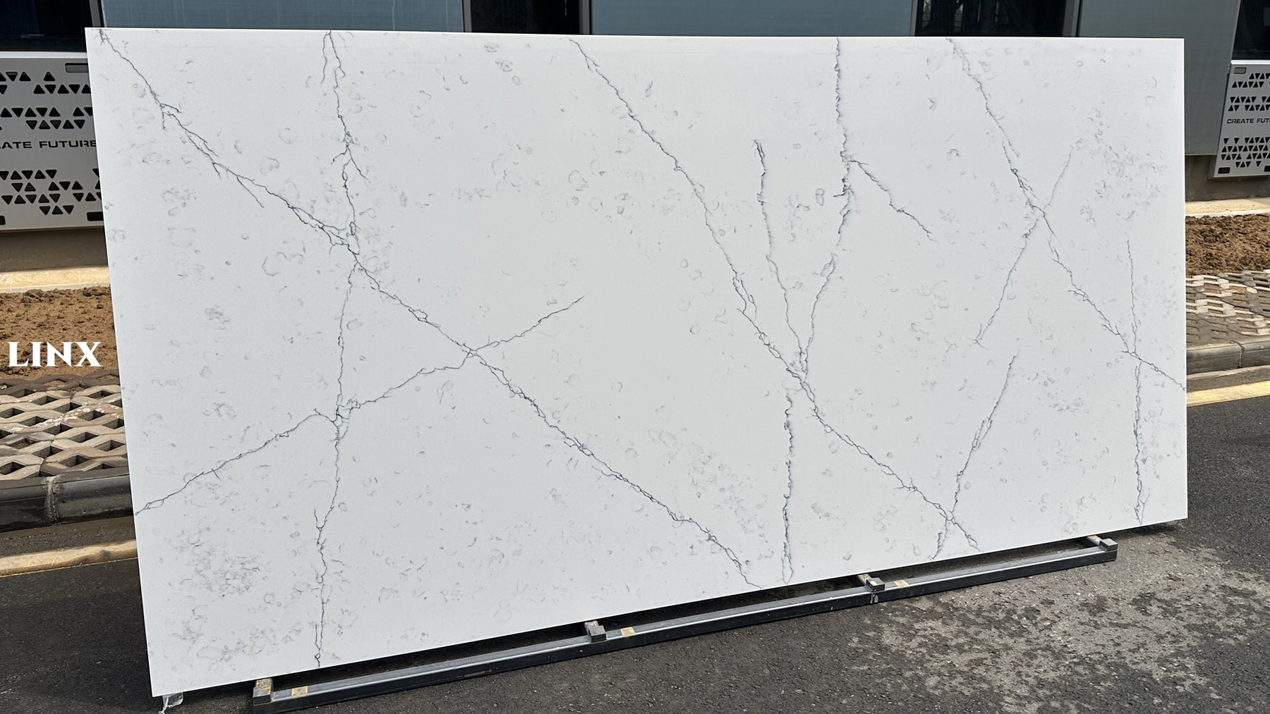 LXM9068 CALACATTA WHITE QUARTZ STONE 1 LINX SURFACES