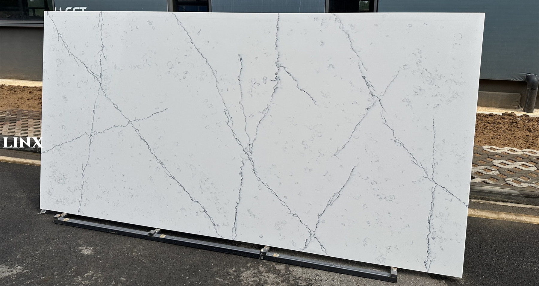 LXM9068 CALACATTA WHITE QUARTZ STONE 2 LINX SURFACES