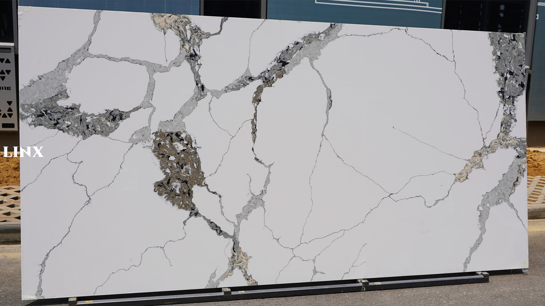 LXM9076 CALACATTA WHITE QUARTZ STONE 1 LINX SURFACES