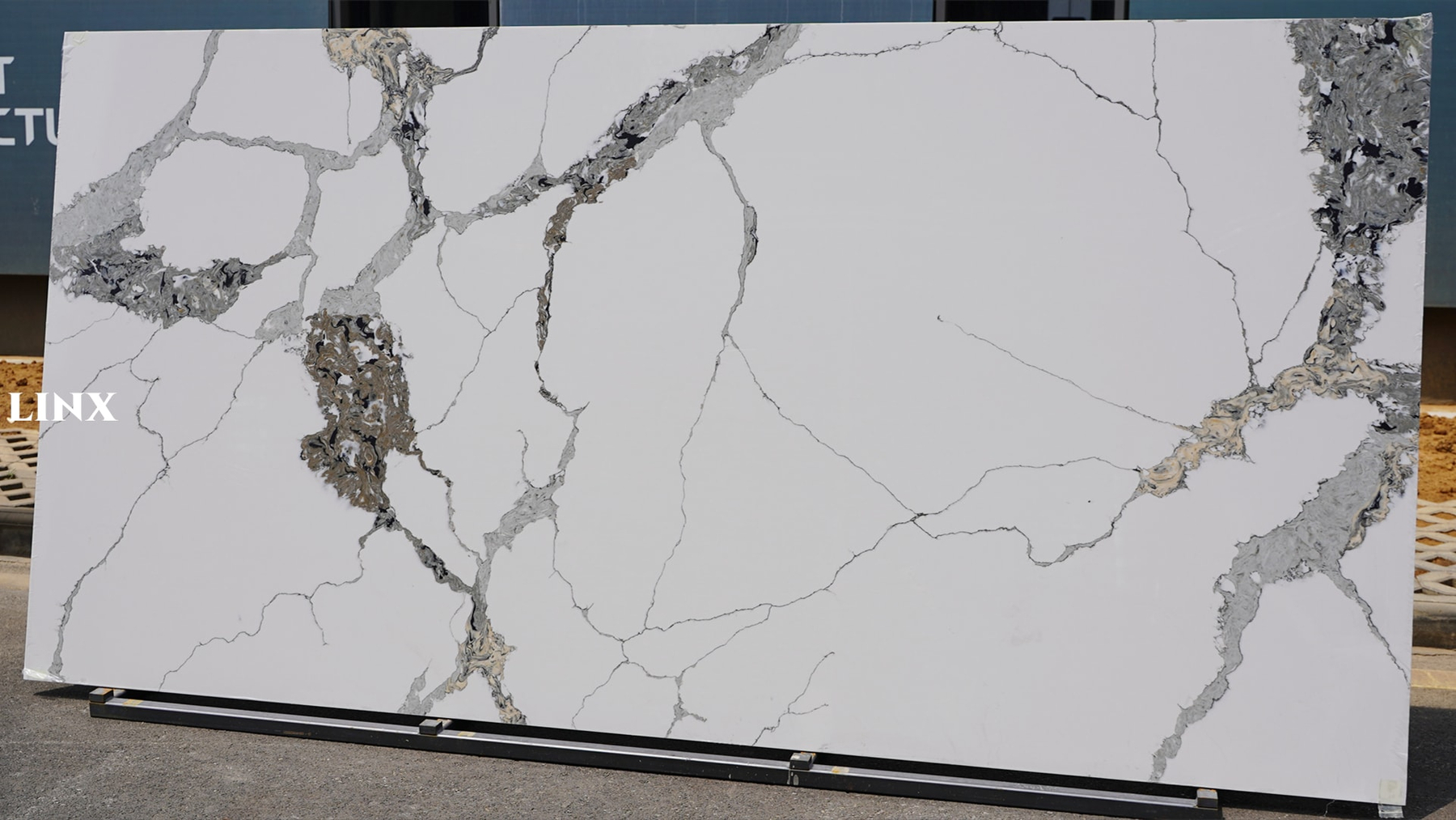 LXM9076 CALACATTA WHITE QUARTZ STONE 2 LINX SURFACES