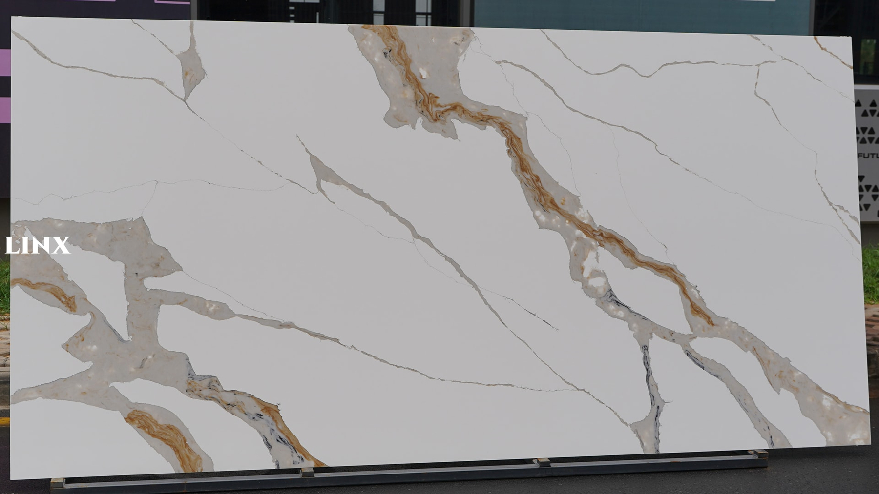 LXM9077 CALACATTA GOLD QUARTZ STONE 1 LINX SURFACES