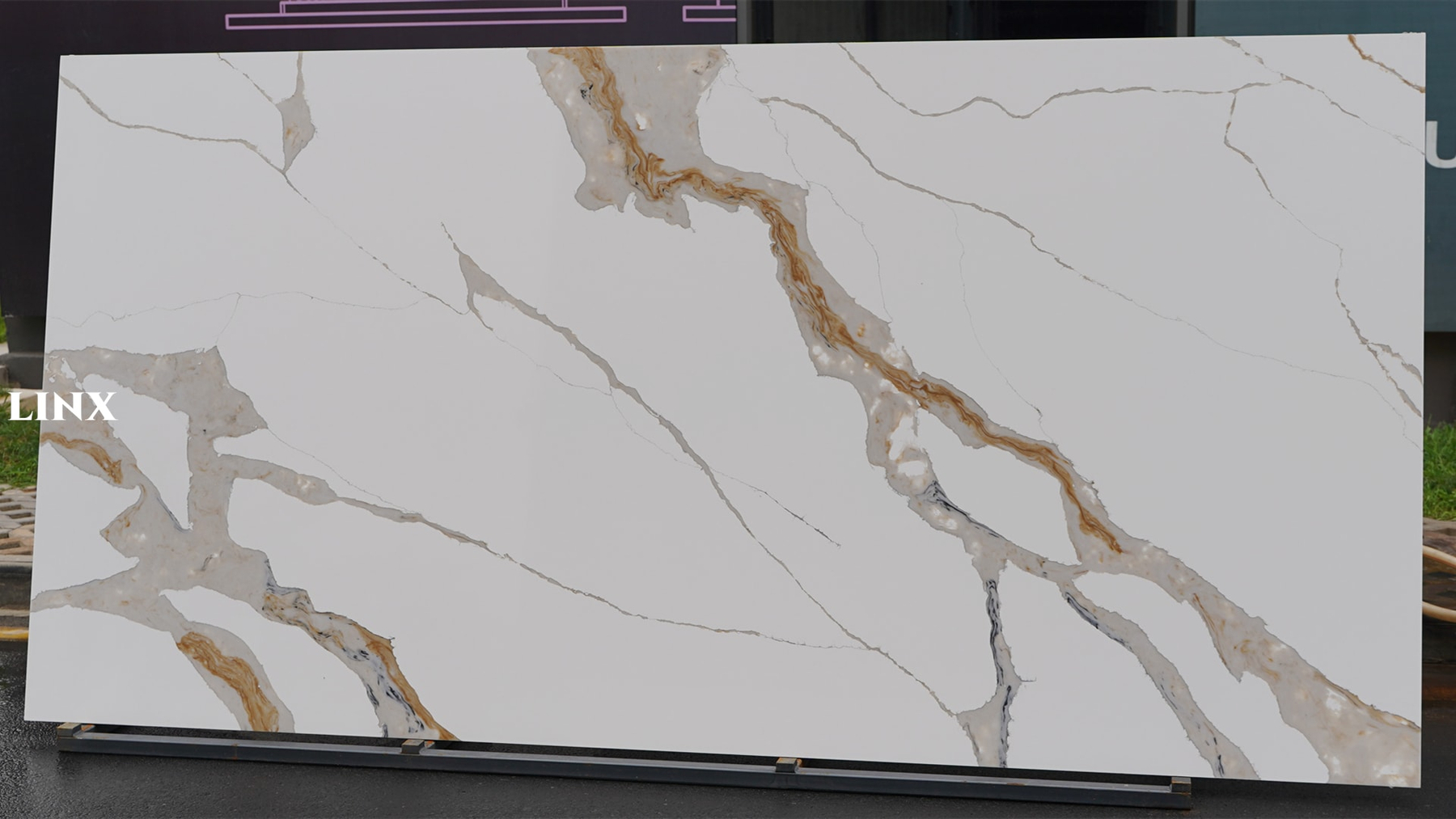 LXM9077 CALACATTA GOLD QUARTZ STONE 2 LINX SURFACES